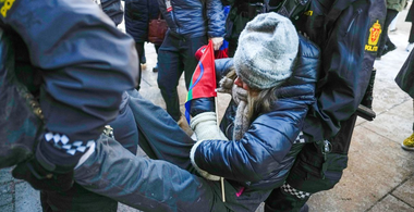 Greta Thunberg şi activişti etnici sami, care s-au angajat ”să închidă statul” norvegian, blochează noi ministere. Presa norvegiană scrie că activiştii s-au legat de porţile unor ministere cu lanţuri furnizate de un club sadomaso. Suedeza, arestată în Norvegia