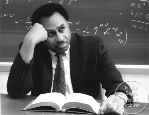 Ronald Mallett, omul de ştiinţă care a descoperit cum se poate călători în timp: "Imaginaţi-vă că ne-am întoarce să vindecăm COVID-ul. Sau că am putea prezice cutremurele. Pentru mine, este important că am deschis uşa acestei posibilităţi"