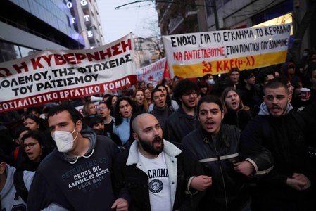 Bilanţul accidentului de tren din Grecia a ajuns la 46 de morţi. Autorităţile caută răspunsuri, ministrul transporturilor a demisionat, un şef de gară a fost arestat, în timp ce durerea se transformă în furie populară 