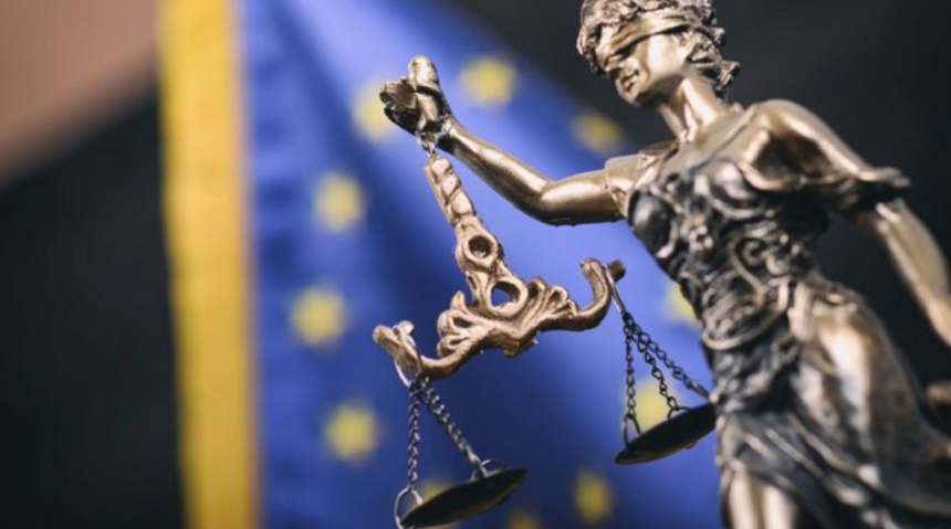 Justiţia bulgară se opune unei hotărâri CJUE şi refuză să emită un certificat de naştere fetei unui cuplu de lesbiene. Avocata cuplului anunţă că vrea să sesizeze Comisia Europeană. Curtea de Casaţie exclude orice schimbare a identităţii transsexualilor