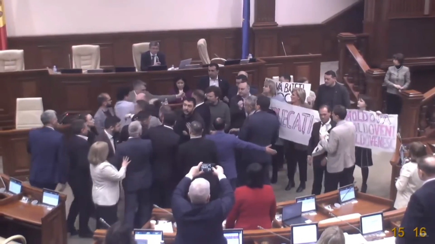 Scandal în Parlamentul de la Chişinău, unde majoritatea proeuropeană a votat în primă lectură ca sintagma „limba română” să înlocuiască „limba moldovenească” în legislaţie - VIDEO