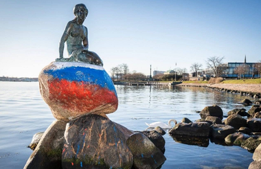 Mica sirenă din Copenhaga, vandalizată cu un steag rusesc vopsit pe soclu