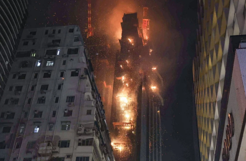 Incendiu în cartierul comercial şi turistic foarte frecventat Tsim Sha Tsui, la Hong Kong, într-un zgârie-nori de 42 de de etaje aflat în construcţie