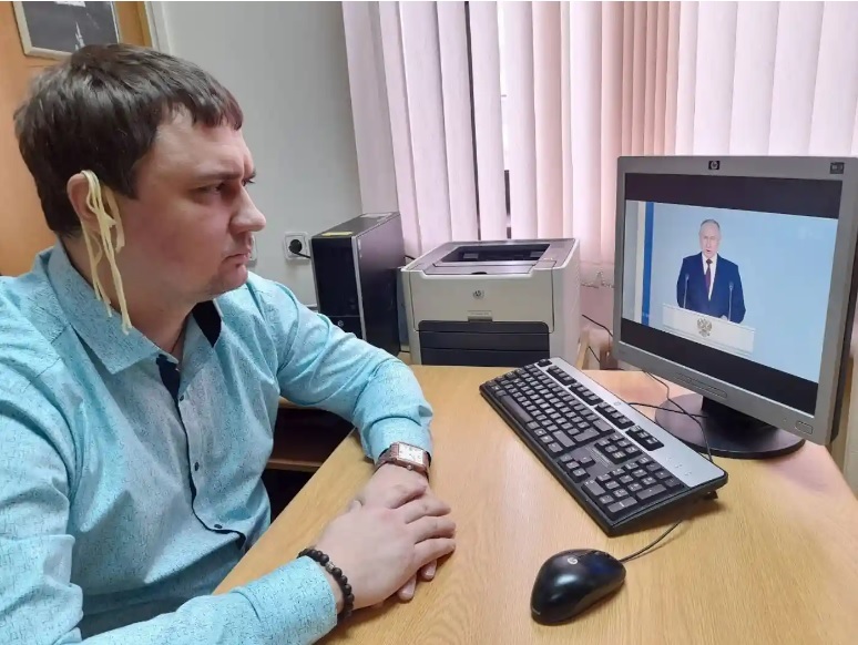 Un deputat regional din Rusia va fi judecat după ce a ascultat discursul lui Putin cu tăiţei atârnând de urechi