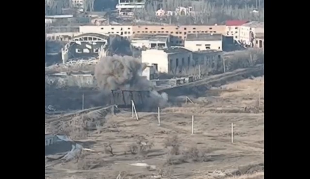 Forţele ucrainene au aruncat în aer un pod de cale ferată din Bahmut - VIDEO