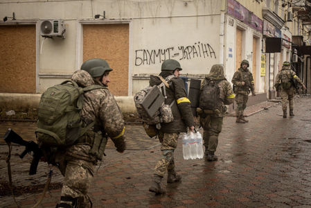 Oraşul ucrainean Bahmut, ameninţat cu încercuirea de către armata rusă