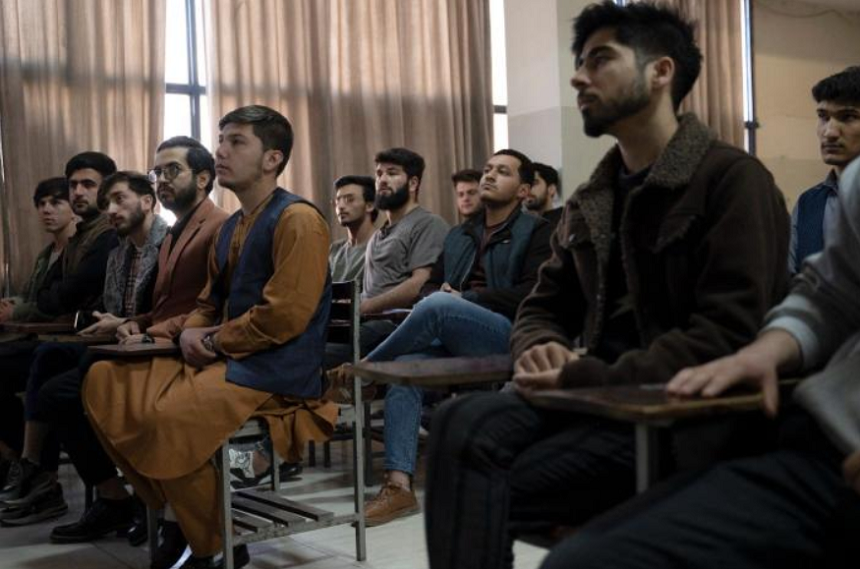 Bărbaţii revin la cursuri la universitate în Afganistan, dar nu şi femeile