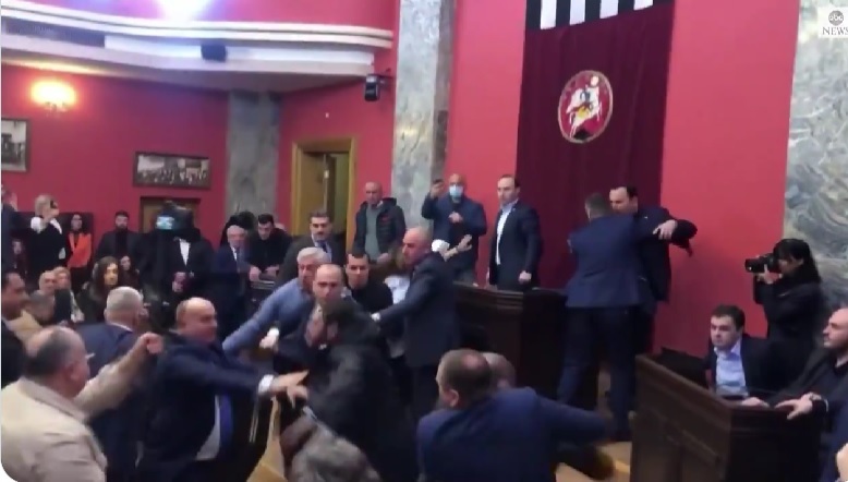 Bătaie între deputaţi în Parlamentul Georgiei, din cauza unei legi de inspiraţie rusă - VIDEO
