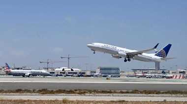 Momente de groază în avion. Un pasager a încercat să înjunghie un însoţitor de bord şi a vrut să deschidă uşa pentru ieşirea de urgenţă în timpul zborului, în SUA