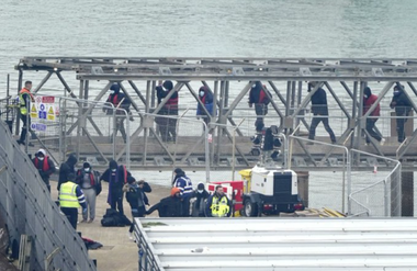 Londra prezintă un nou proiect de lege împotriva migraţiei controversat la Canalul Mânecii, înaintea unui summit între Sunak şi Macron la Paris
