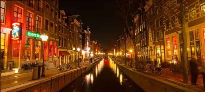 Agenţia Europeană a Medicamentului este nemulţumită că s-ar putea trezi cu un vecin incomod la Amsterdam: „Centrul erotic” al oraşului