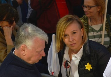 Partidul de guvernământ din Polonia, sub tirul criticilor după ce fiul unei deputate din opoziţie s-a sinucis ca urmare a unui reportaj difuzat la radio