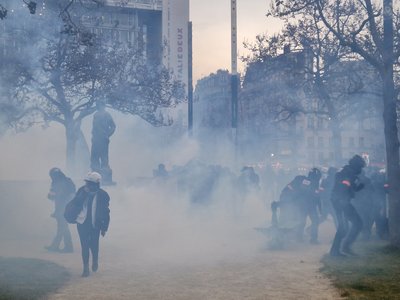 Francezii încearcă să împiedice creşterea vârstei de pensionare. Grevele vor continua, după ce marţi peste 1,2 milioane de oameni au ieşit la proteste / Violenţe la Paris - VIDEO