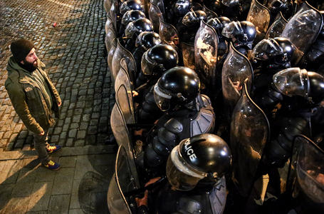 Cel puţin 66 de arestări şi 50 de poliţişti răniţi la Tbilisi, la manifestaţii împotriva unei legi controversate împotriva presei şi ONG-urilor