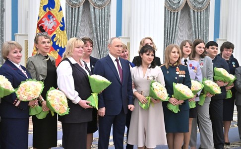 Putin şi Zelenski au transmis, de 8 Martie, mesaje pentru femeile implicate în război  