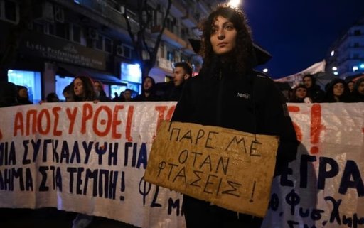 "Sună-mă când ajungi" - mesajul unei mame a devenit sloganul grecilor furioşi