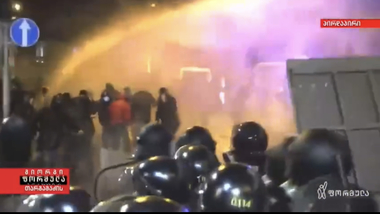 Poliţia georgiană foloseşte din nou tunuri cu apă şi gaze lacrimogene pentru a dispersa protestarii proeuropeni - VIDEO