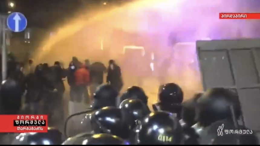 Poliţia georgiană foloseşte din nou tunuri cu apă şi gaze lacrimogene pentru a dispersa protestarii proeuropeni - VIDEO