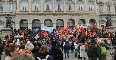 Un sindicalist francez moare la Saint-Etienne, după ce a căzut de pe o statuie şi s-a lovit la cap în timpul manifestaţiilor împotriva reformei pensiilor