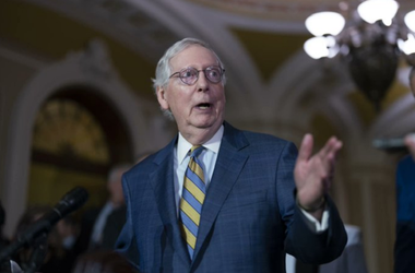 Mitch McConnell, spitalizat după ce cade la o cină privată la Hotelul Waldorf Astoria din Washington