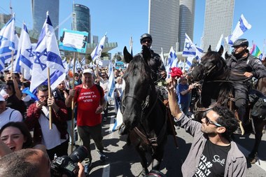 Protestatarii israelieni au blocat drumurile spre aeroportul Ben Gurion. Schimbările pe care vrea să le aducă Netanyahu în justiţie au nemulţumit inclusiv rezerviştii armatei