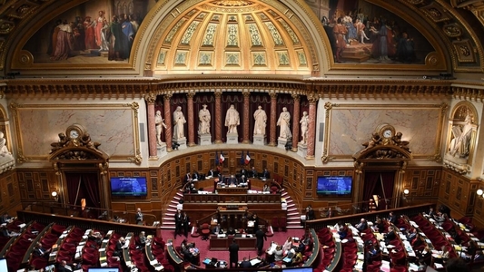 Senatul francez a votat noua reformă a pensiilor propusă de Macron, în ciuda noilor proteste