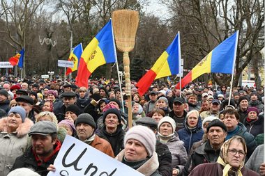 UPDATE - Protestele de la Chişinău au început cu alerte cu bombă vizând inclusiv aeroportul şi s-au încheiat cu o „rezoluţie” / 54 de persoane au fost duse la audieri / Protestatarii au încercat să forţeze cordoanele poliţiei / Reacţii  - VIDEO, FOTO