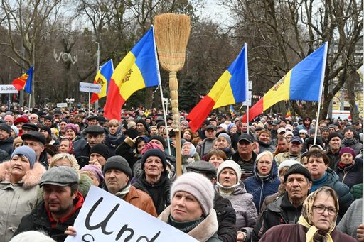 UPDATE - Protestele de la Chişinău au început cu alerte cu bombă vizând inclusiv aeroportul şi s-au încheiat cu o „rezoluţie” / 54 de persoane au fost duse la audieri / Protestatarii au încercat să forţeze cordoanele poliţiei / Reacţii  - VIDEO, FOTO