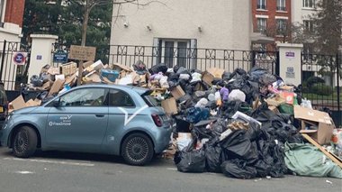 Parisul este sufocat de mormane de gunoaie. Serviciile de salubritate sunt de şapte zile în grevă pentru a protesta faţă de reforma pensiilor - VIDEO