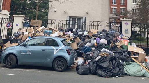 Parisul este sufocat de mormane de gunoaie. Serviciile de salubritate sunt de şapte zile în grevă pentru a protesta faţă de reforma pensiilor - VIDEO