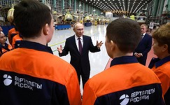 Putin s-a deplasat tocmai în sudul Siberiei, pentru o vizită de lucru la o fabrică de elicoptere, şi le-a spus muncitorilor că Rusia luptă în Ucraina \
