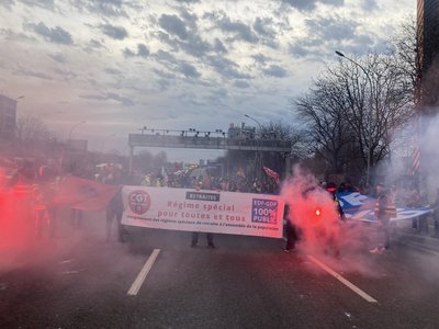 Reforma pensiilor în Franţa: Poliţia a reţinut 310 persoane în urma incidentelor violente de joi seara / Protestatarii au blocat temporar vineri dimineaţa periferia Parisului / Opoziţia, aşteptată să depună moţiune de cenzură - VIDEO