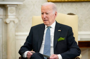 Joe Biden cere Congresului ”să acţioneze pentru a-i sancţiona mai dur” pe conducătorii băncilor prost gestionate. El vrea va FDIC să recupereze remuneraţiile bancherilor vinovaţi, să-i amendeze şi să le interzică să mai profeseze