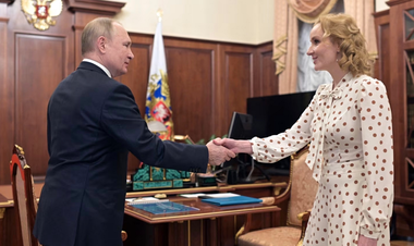 Putin poartă răspunderea penală a deportării forţate a copiilor ucraineni în Rusia, acuză procurorul-şef CPI Karim Khan. ”Nu putem permite ca aceşti copii să fie trataţi ca şi cum ar fi pradă de război”