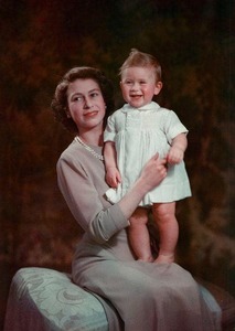 Familia regală face publice fotografii pentru a marca prima Zi a Mamei fără regretata regină - FOTO