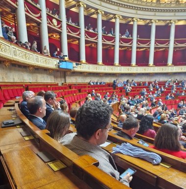 Guvernul lui Emmanuel Macron se confruntă cu o dublă moţiune de cenzură. Dezbaterile din Adunarea Naţională au început