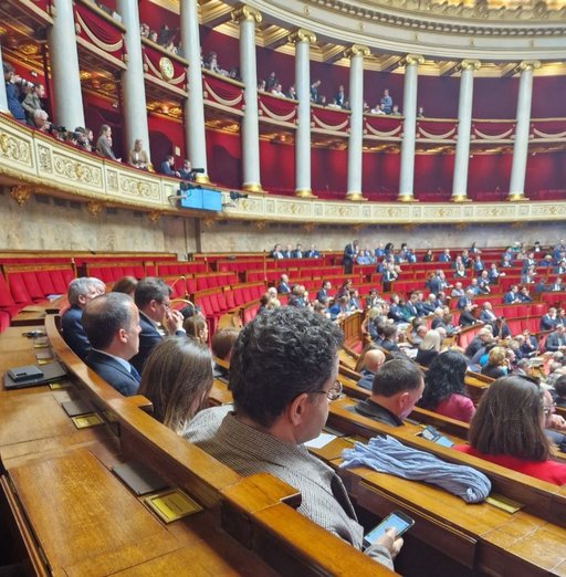Guvernul lui Emmanuel Macron se confruntă cu o dublă moţiune de cenzură. Dezbaterile din Adunarea Naţională au început