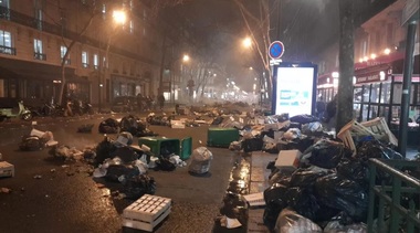 Reforma pensiilor. Violenţe şi devastări în oraşele din Franţa, după ce moţiunea de cenzură împotriva guvernului a căzut la vot - VIDEO