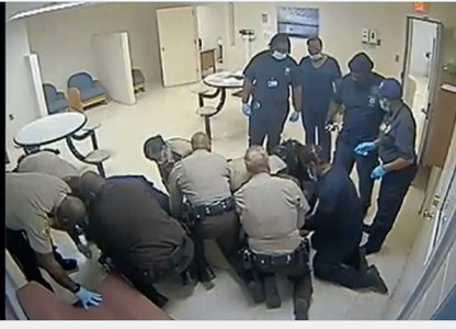 SUA – Procurorii au făcut publice imagini care arată cum Poliţia se îngrămădeşte asupra lui Irvo Otieno înainte de a muri în custodie / Zece persoane îl ţin la pământ, mai bine de zece minute