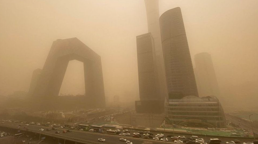 O furtună de nisip poluează puternic aerul în nordul Chinei şi la Beijing. Autorităţile emit alerte meteorologice
