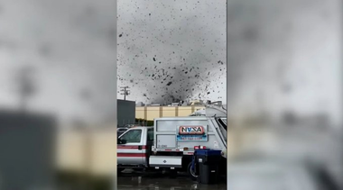 O tornadă traversează localitatea Montebello, lângă Los Angeles, în California, în urma unor furtuni violente