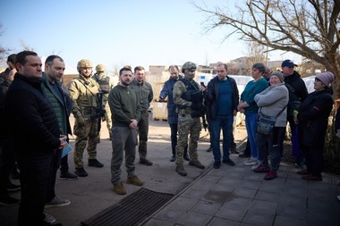 Zelenski îşi continuă vizitele pe linia frontului. Joi a fost la Herson - FOTO