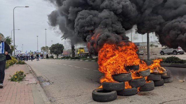 Israelul adoptă o lege care face mai dificilă demiterea lui Netanyahu. „Noaptea, ca hoţii”, denunţă opoziţia. Mii de israelieni care protestează faţă de schimbările din sistemul juridic blochează drumurile