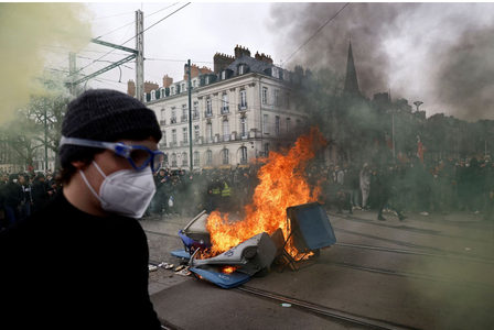 O nouă zi de proteste, greve şi violenţe în Franţa din cauza modificării vârstei de pensionare preconizate de Macron