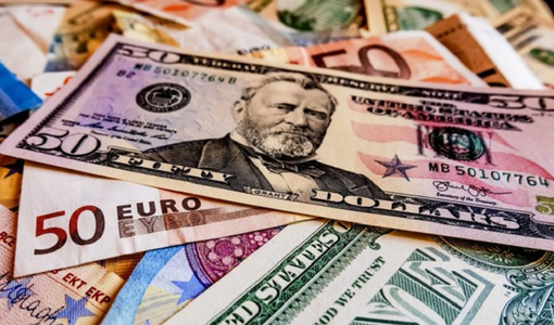 Euro se depreciază cu 1% faţă de dolar, pe o piaţă fragilizată de către bănci