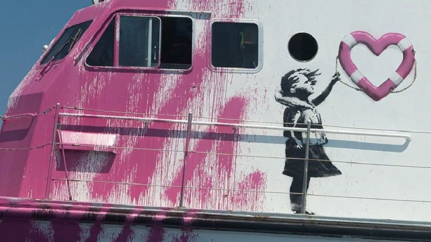 Autorităţile italiene au reţinut un vas de salvare a migranţilor finanţat de Banksy - VIDEO