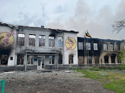 Ucraina: Şapte copii trăiesc în continuare în Avdiivka, oraş din prima linie a războiului. “Există părinţi iresponsabili care îi ascund”
