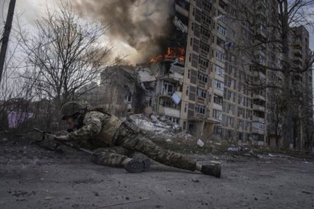 Angajaţii municipali ai localităţii Avdiivka, pe care ruşii încearcă s-o încercuiască pe linia frontului în estul Ucrainei, evacuaţi de Administraţia Militară locală