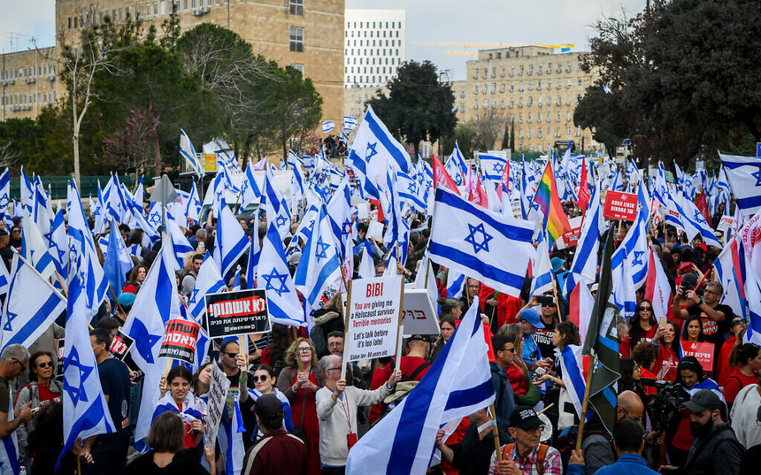 Guvernul israelian este în haos. Sindicatele declanşează greve în masă, protestatarii au ieşit din nou în stradă, conservatorii din guvern fac presiuni şi cheamă la contramanifestaţii. Risc de violenţe la Ierusalim