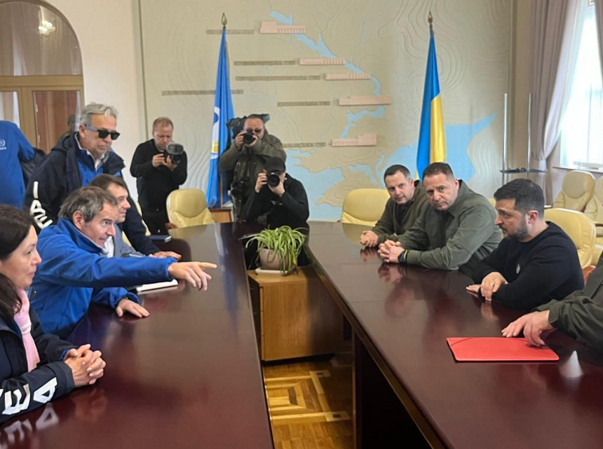 Zelenski se întâlneşte, într-o vizită în regiunea Zaporojie, cu directorul AIEA Rafael Grosi